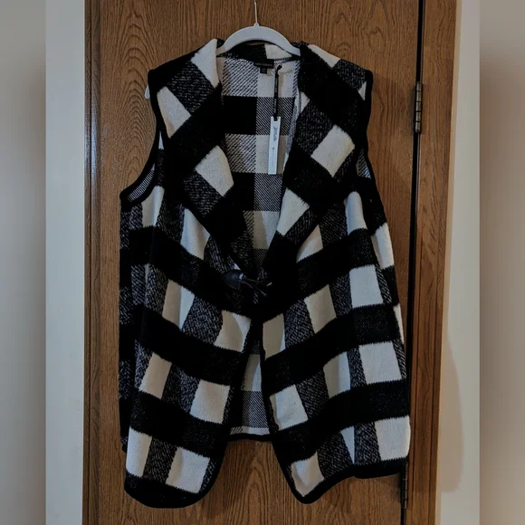 NWT Women's Coco + Carmen Plush Vest, Black and White- Size L/XL - Picture 3 of 8